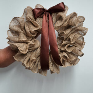 Jutowy wianek na drzwi