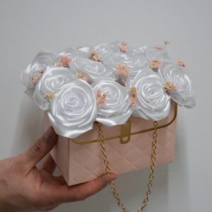 Białe róże w ozdobnym flower boxie z łańcuszkiem
