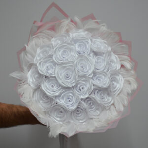 Bukiet białych róż z piórami