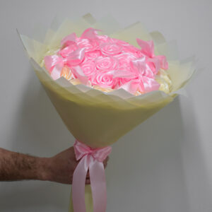 Bukiet kremowo-różowych róż z satynowymi kokardami