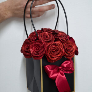 Czerwone brokatowe róże w ozdobnej torebce