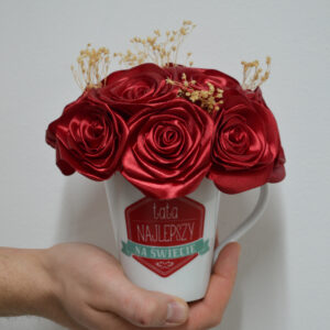 Kompozycja kwiatowa na Dzień Taty - czerwone róże w kubku