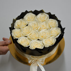 Kremowe róże w ozdobnym Flower Boxie w kształcie tortu